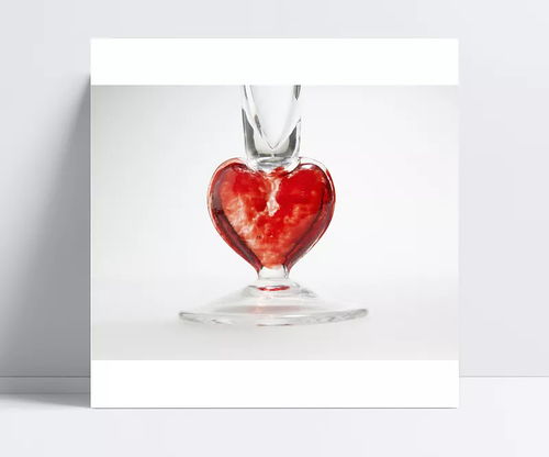 裝著紅色液體的心形玻璃工藝品 藝術(shù)與實(shí)用的完美結(jié)合